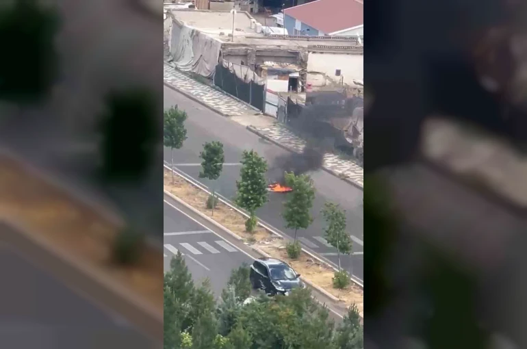 Seyir halindeki motosiklet alev topuna döndü