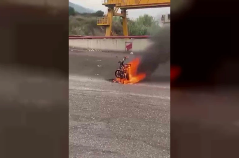 Seyir halindeki motosiklet alevlere teslim oldu