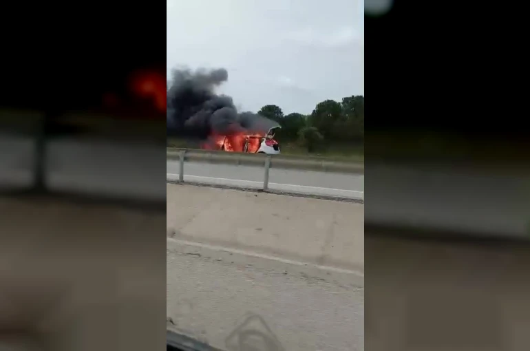 Seyir halindeki otomobil alev aldı