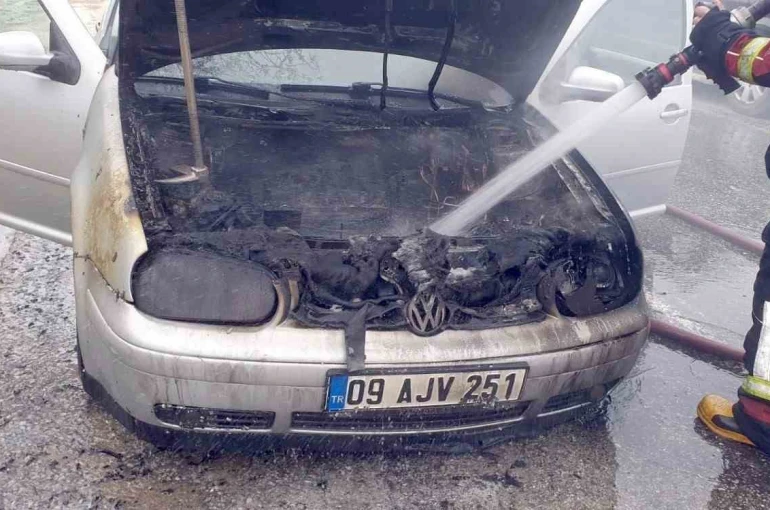 Seyir halindeki otomobil alev aldı