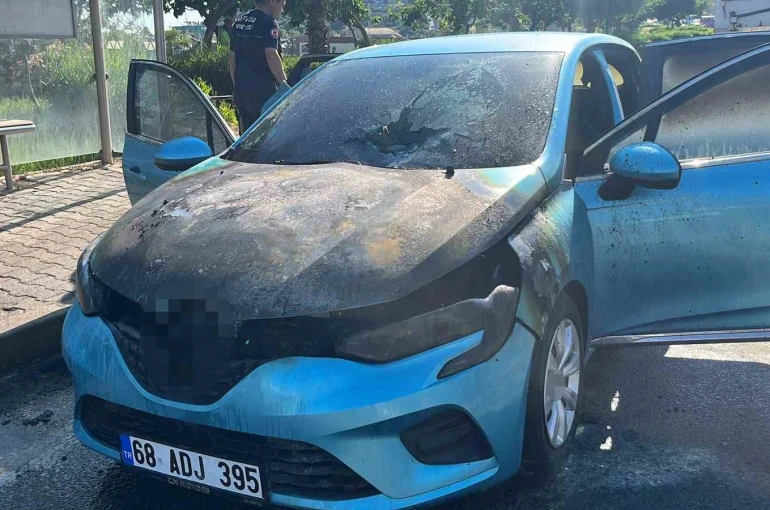 Seyir halindeki otomobil alev aldı, ilk müdahale orman işletme personelinden geldi