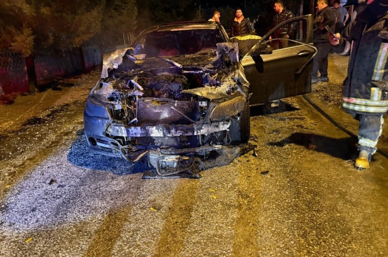Seyir halindeki otomobil alev aldı