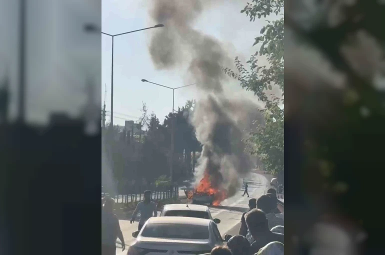 Seyir halindeki otomobil alev alev yandı
