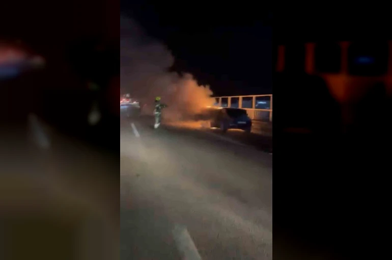 Seyir halindeki otomobil alev alev yandı