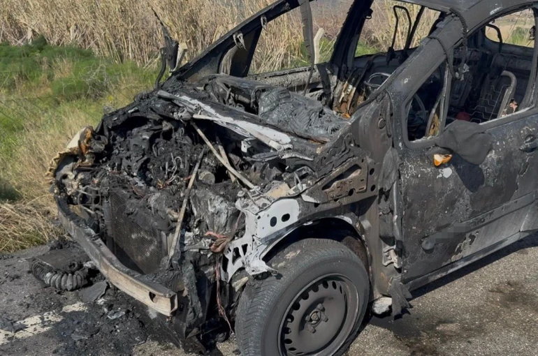 Seyir halindeki otomobil alev alev yandı, sürücü son anda kurtuldu 