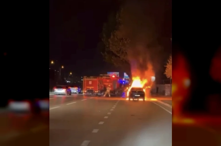 Seyir halindeki otomobil alev topuna döndü