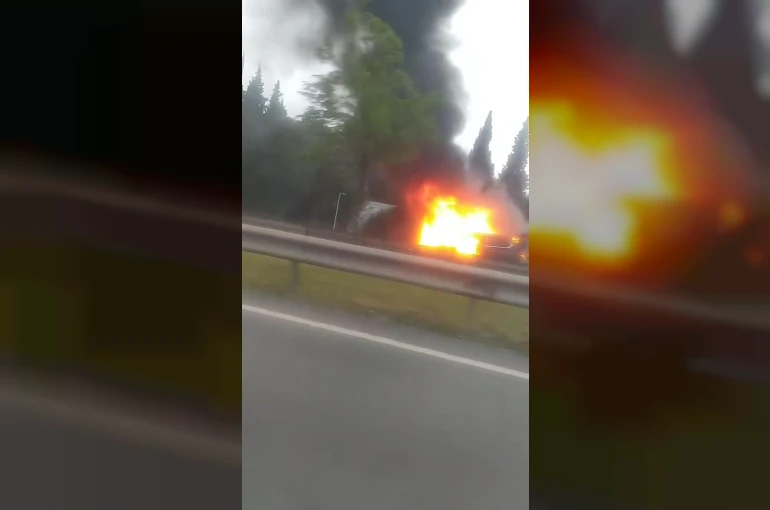 Seyir halindeki otomobil alev topuna döndü