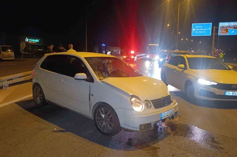 Seyir halindeki otomobil bariyerlere çarptı: 2 yaralı 