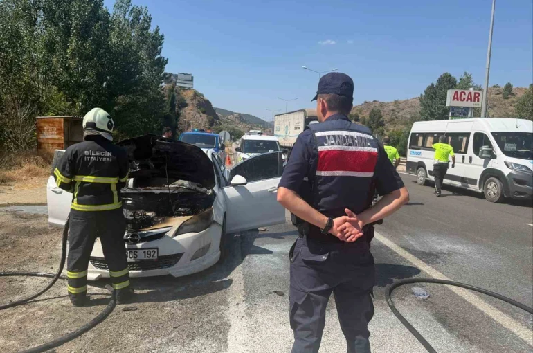 Seyir halindeki otomobil bir anda alev aldı
