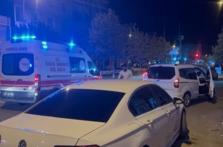 Seyir halindeki otomobile silahlı saldırı düzenlendi