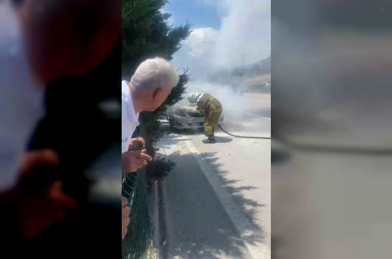 Seyir halindeki otomobilin motor kısmında yangın çıktı