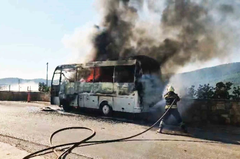 Seyir halindeki servis midibüsü alev alev yandı