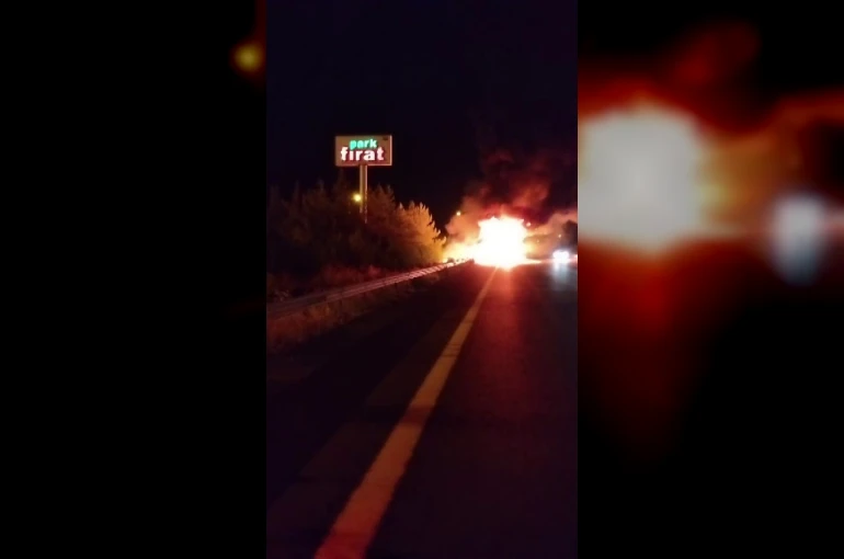 Seyir halindeki tır alev alev yanarak kullanılamaz hale geldi