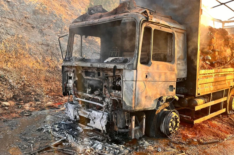 Seyir halindeki tır alevlere teslim oldu