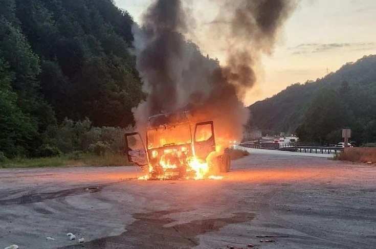 Seyir halindeki tır bir anda alev aldı