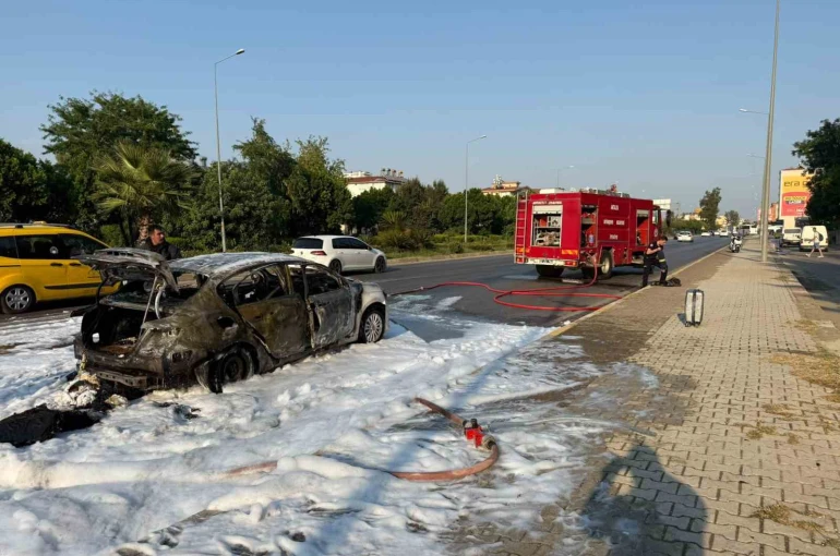 Seyir halindeyken aniden alev alan otomobildeki 4 kişi yaralandı 