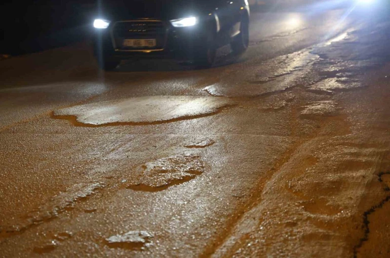 Seyir halindeyken yola beton döken mikser, vatandaşları çileden çıkarttı