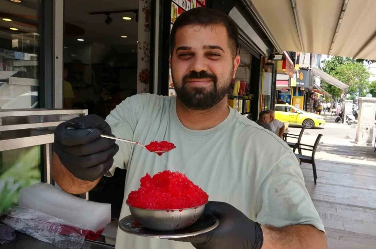 Sıcak ve nemin bastırdığı Mersin’de vatandaşlar bici biciyle serinliyor
