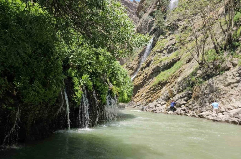 Sıcakların artmasıyla Hakkari Kaval Şelalesi’nde yoğunluk yaşanıyor