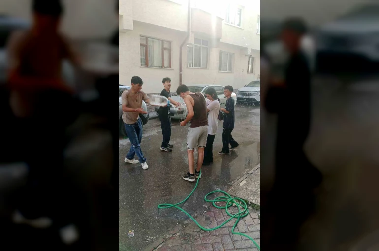 Sıcaktan bunalan gençler serinlemek için su savaşı yaptı
