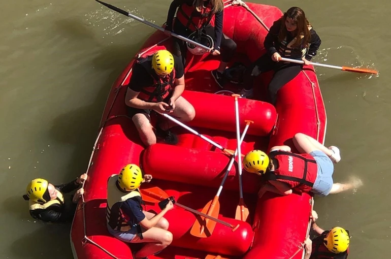Sıcaktan bunalanlar karasu nehri’nde raftingle serinliyor