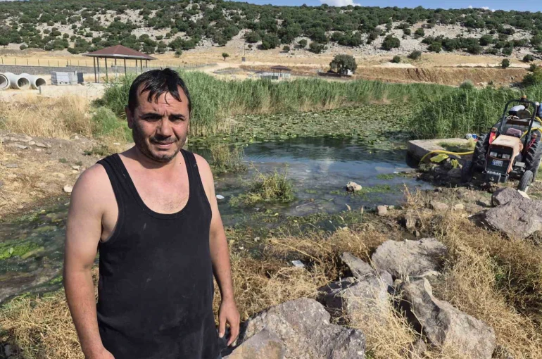 Sıcaktan bunalanlar su kanallarına koştu 