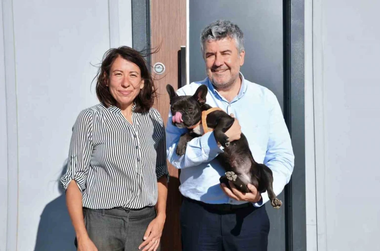 Şiddet gören köpeği Başkan Mesut Akbıyık sahiplendi