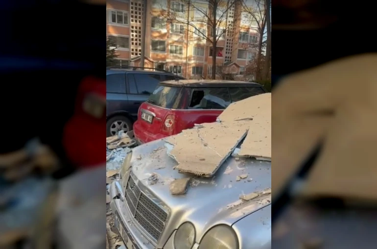 Şiddetli fırtınadan dolayı sökülen dış yalıtım malzemeleri üzerine düştükleri otomobillerin hasar almasına neden oldu