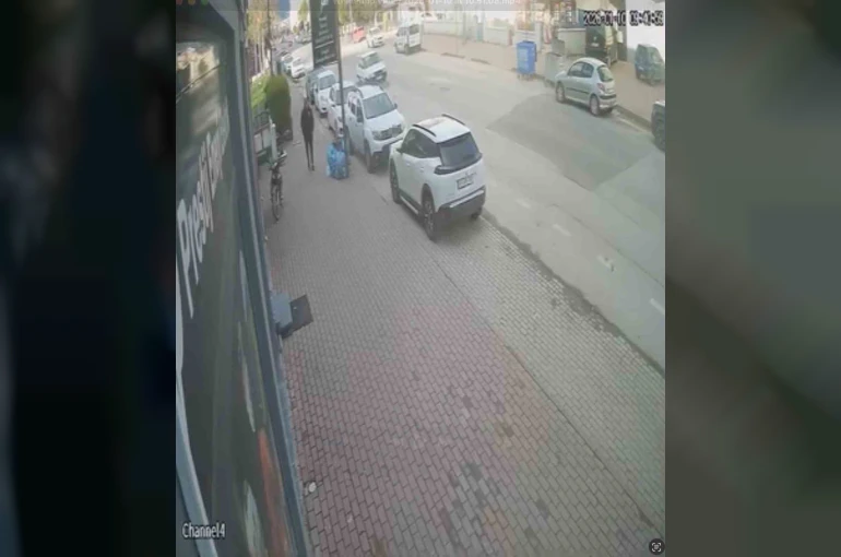 Şiddetli lodos tabelayı kopardı, facia kıl payı atlatıldı