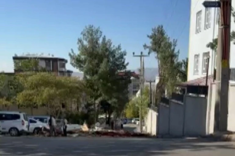 Şiddetli rüzgar okulun çatısını uçurdu