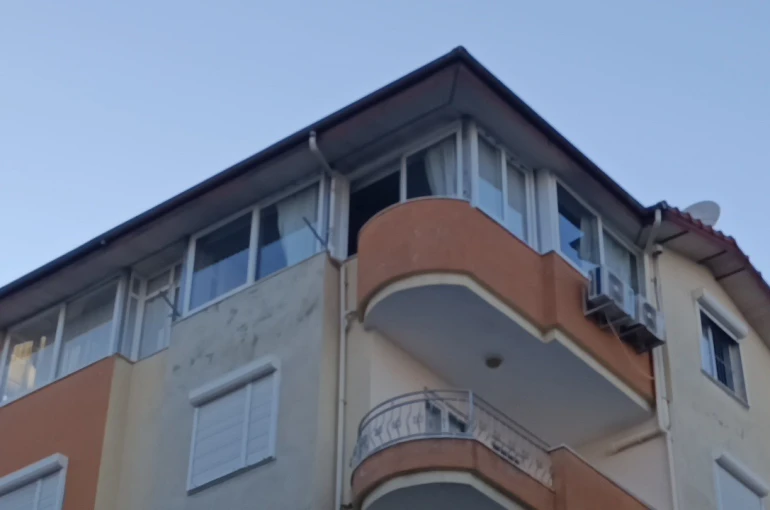 Şiddetli rüzgarda yerinden kopan pencere 5. kattan düştü