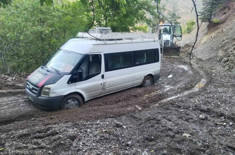 Şiddetli yağış nedeniyle kapanan yollar açıldı
