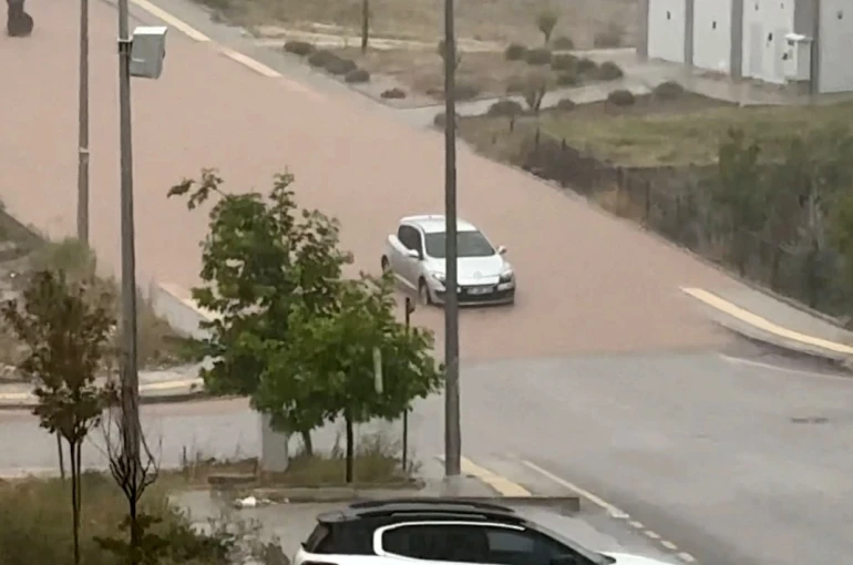 Şiddetli yağmur yolları suya teslim etti, araçlar yolda kaldı