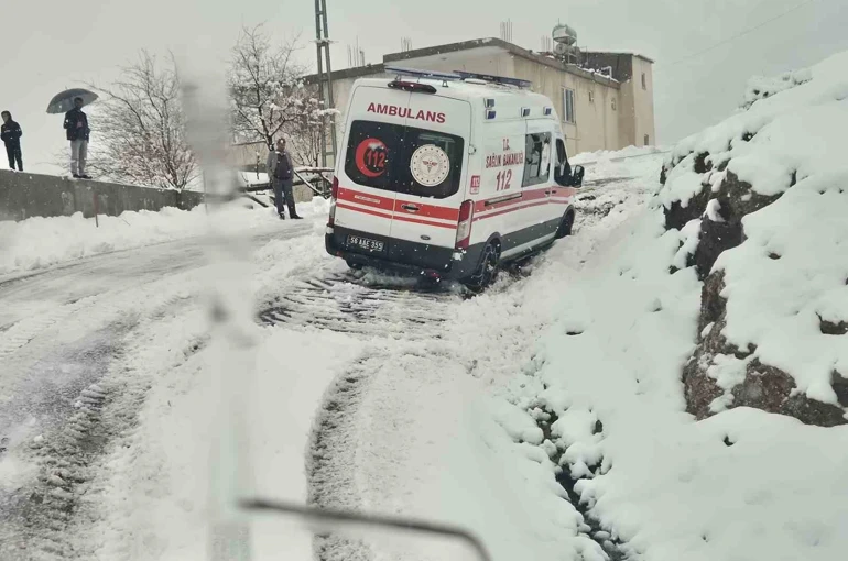 Siirt kar yağışı nedeniyle yolda kalan hastalar ve vatandaşlar kurtarıldı