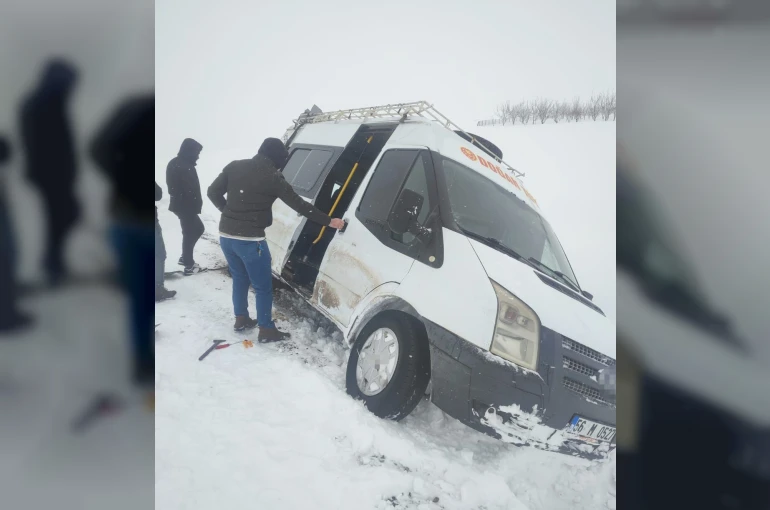 Siirt Özel İdare ekipleri hem yolları açıyor, hem de hastaları sağlık ekiplerine ulaştırıyor