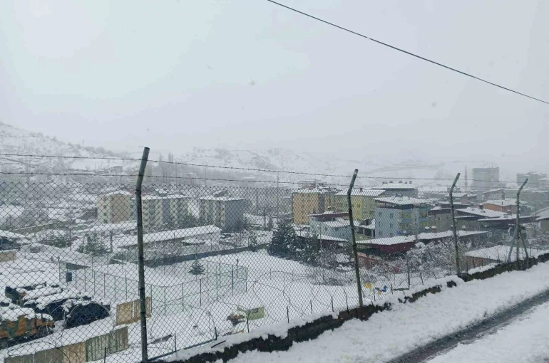 Siirt’te 3 ilçede eğitime kar engeli
