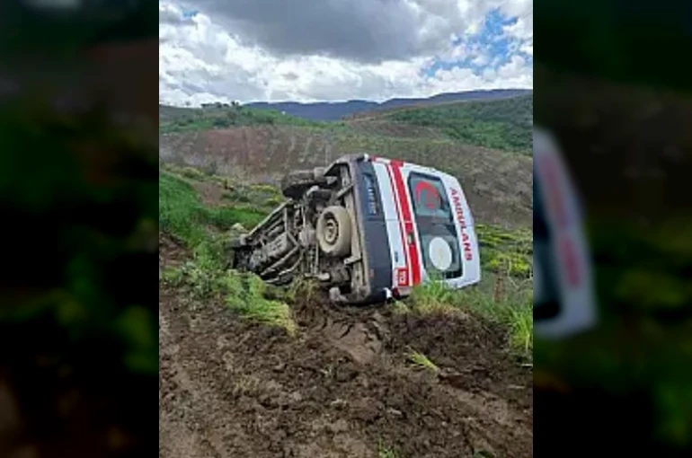 Siirt’te ambulans şarampole devrildi: 3 sağlık personeli yaralandı