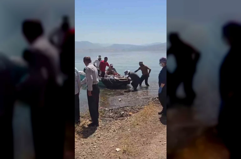 Siirt’te bahçede fenalaşan hasta, tekneyle ambulansa ulaştırıldı
