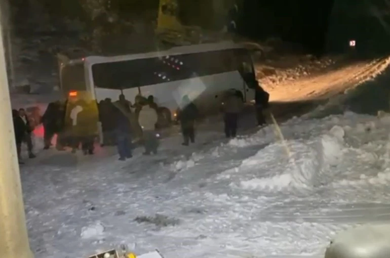 Siirt’te ekipler, cenaze taşıyan otobüs ve hastaları bir bir kurtardı