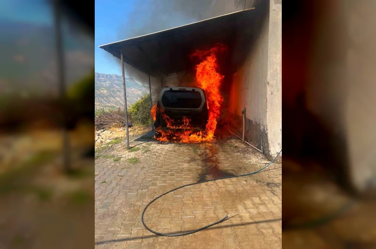 Siirt’te hafif ticari araçta çıkan yangın bitişikteki eve sıçradı