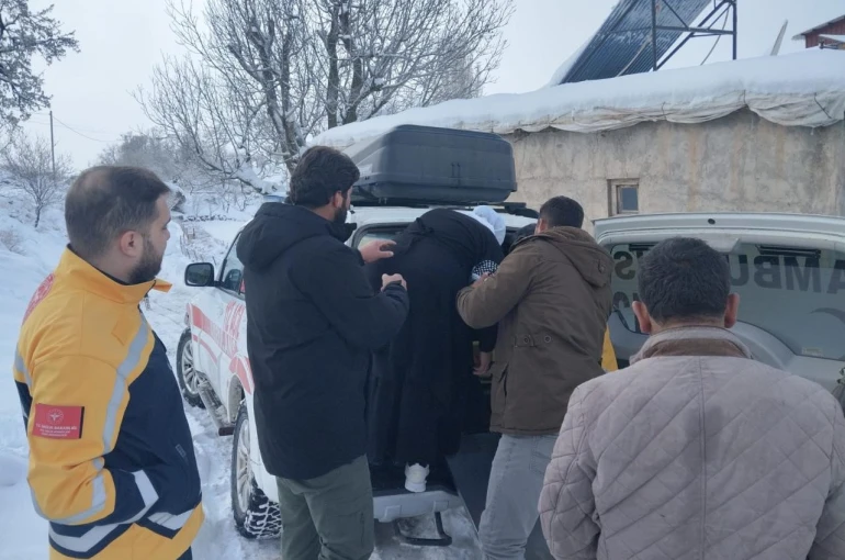 Siirt’te iç kanama geçiren hasta, ekiplerin yolu açmasıyla hastaneye yetiştirildi