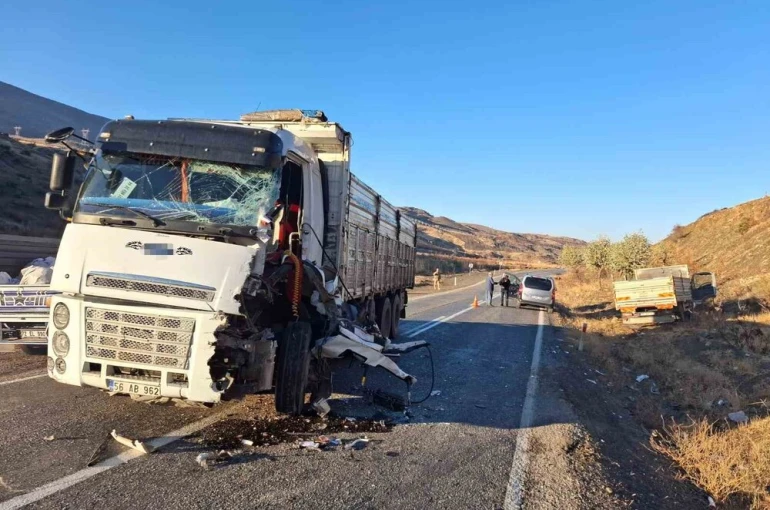 Siirt’te iki kamyon kafa kafaya çarpıştı: 1 yaralı