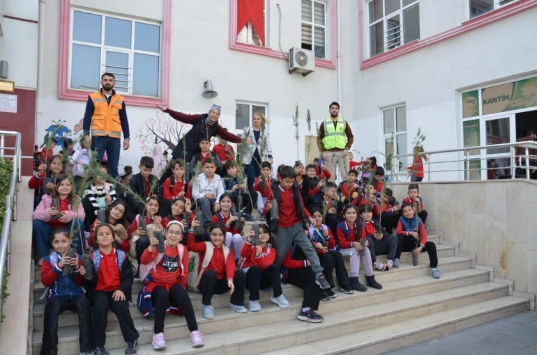 Siirt’te ilkokul öğrencilerine fidan dağıtıldı