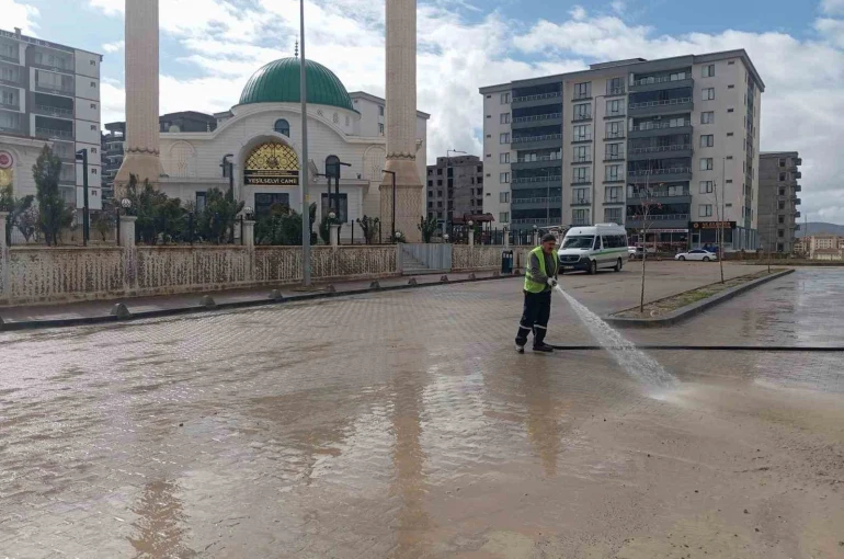 Siirt’te kaldırım ve caddeler yıkanarak dezenfekte edildi
