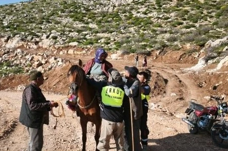 Siirt’te kalp krizi geçiren kadın, katır sırtında sağlık ekiplerine ulaştırıldı