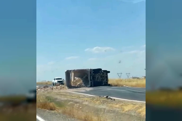 Siirt’te kamyon devrildi: 1 yaralı