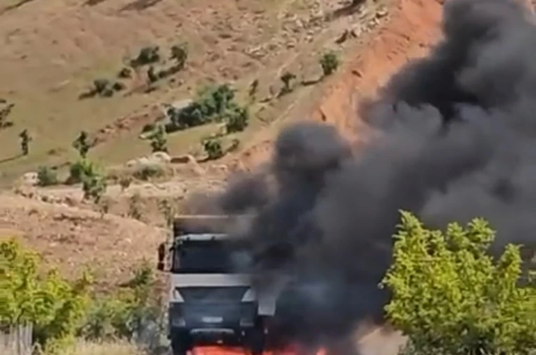 Siirt’te kamyon yangını: Sürücü son anda kurtuldu