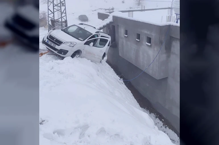 Siirt’te kayan otomobil evin duvarında asılı kaldı