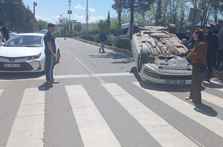 Siirt’te kazada iki sürücü araçlarda sıkıştı
