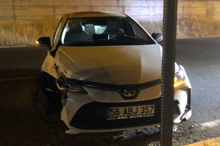 Siirt’te kontrolden çıkan araç elektrik direğine çarptı